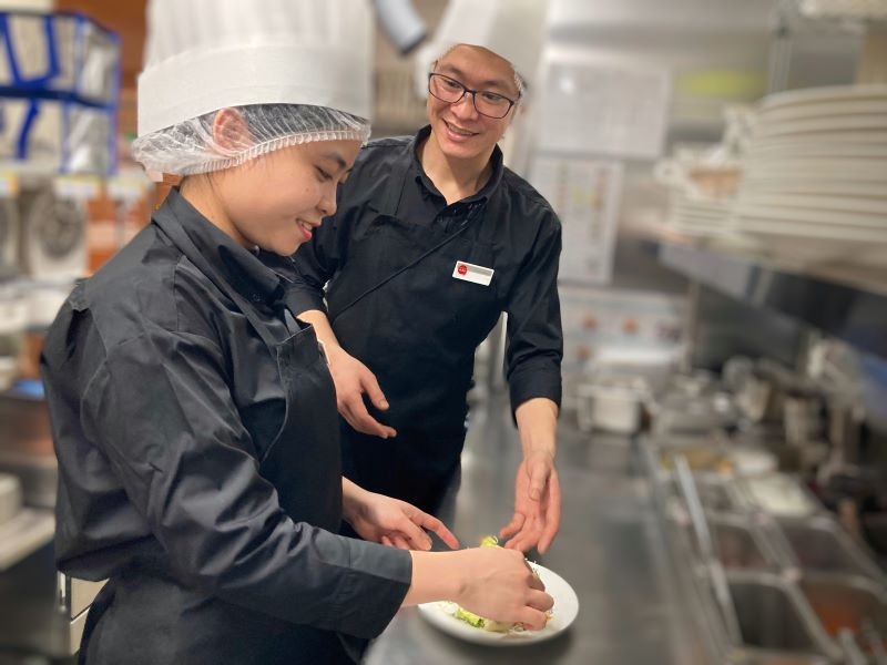 ホールスタッフ／接客・焼肉調理・ホール業務全般／インセンティブ制度あり／350万円～400万円_ZC401057